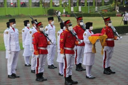 Wakil Ketua Pengadilan Negeri Yogyakarta Menghadiri Upacara Penurunan Bendera Merah Putih memperingati Hari Ulang Tahun (HUT) ke-76 Kemerdekaan Republik Indonesia (RI)