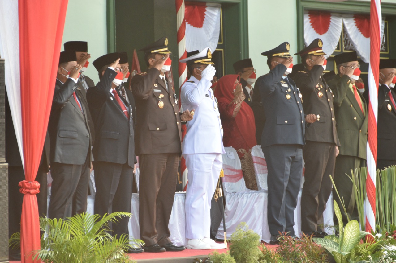Ketua Pengadilan Negeri Yogyakarta Mengikuti Upacara Penurunan Bendera Merah Putih HUT Kemerdekaan RI ke-77