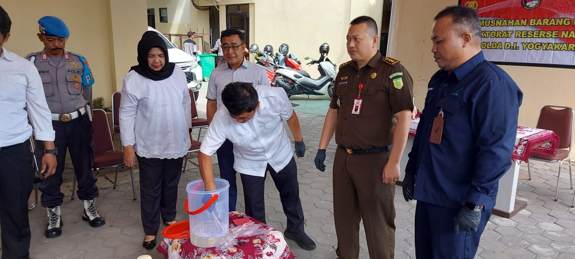 Juru Sita Pengadilan Negeri Yogyakarta Menghadiri Pemusnahan Barang Bukti Shabu 