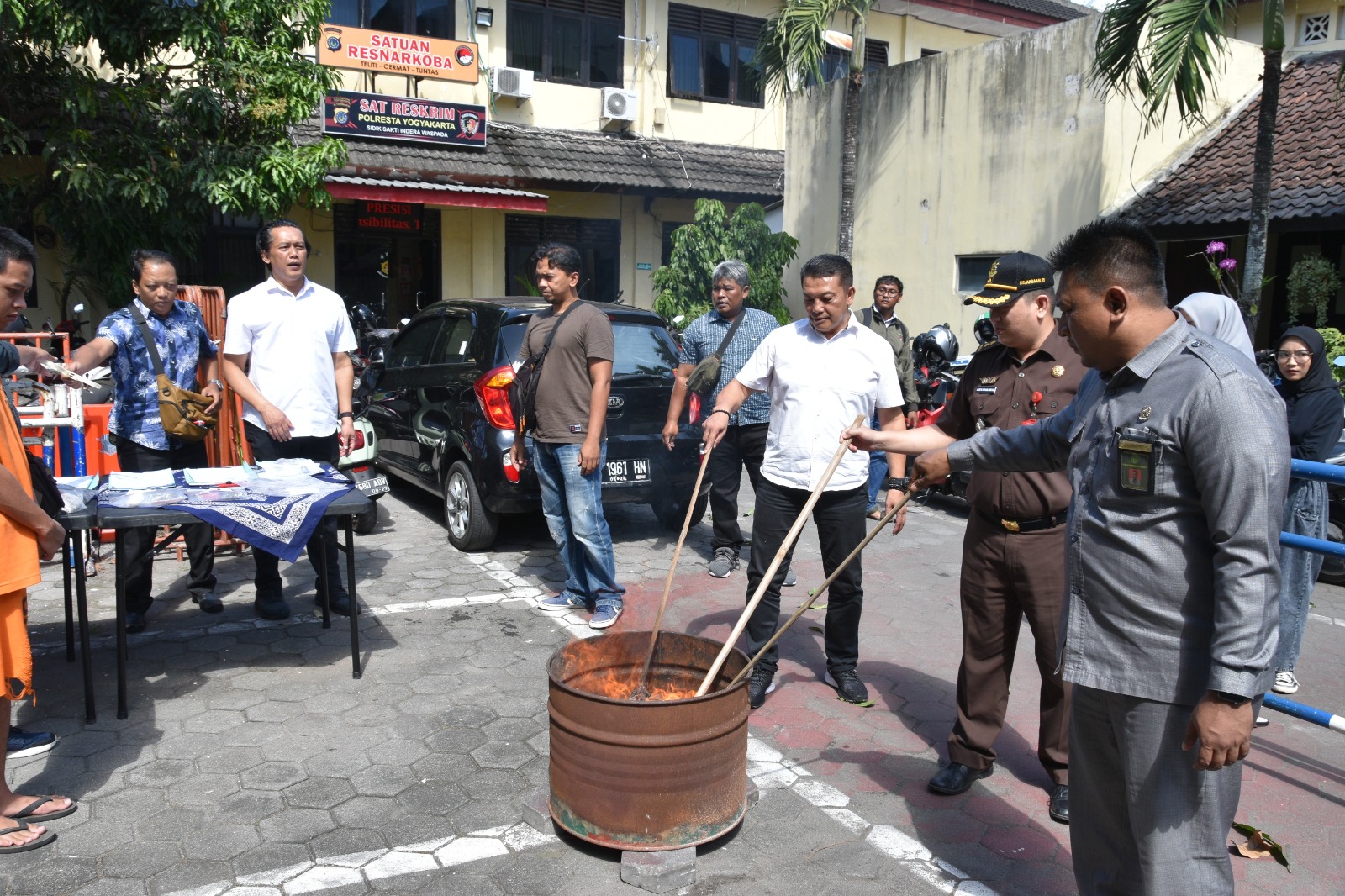 Panitera Muda Hukum Pengadilan Negeri Yogyakarta Menghadiri Pemusnahan Barang Sitaan Narkotika
