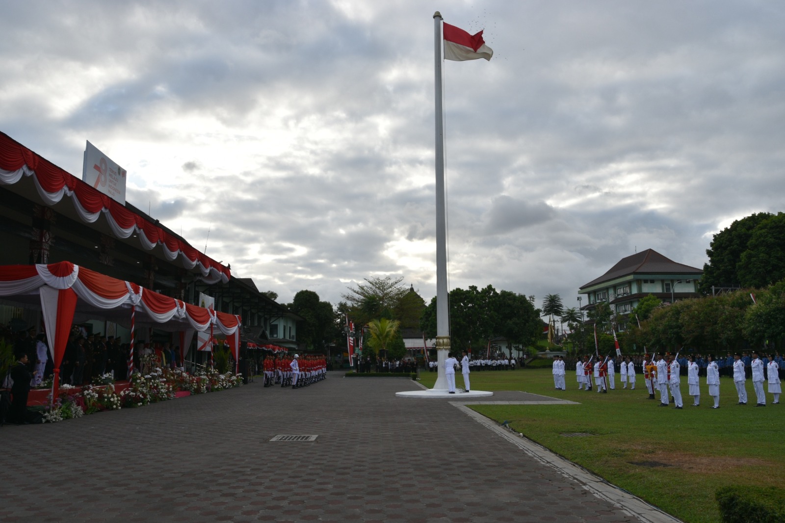 Ketua Pengadilan Negeri Yogyakarta Mengikuti Upacara Penurunan Bendera Merah Putih HUT Kemerdekaan RI ke-78 Tahun 2023 di Balai Kota Yogyakarta