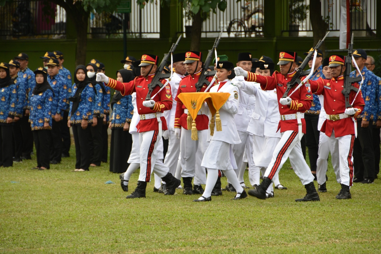 Ketua Pengadilan Negeri Yogyakarta Mengikuti Upacara Penurunan Bendera Merah Putih HUT Kemerdekaan RI ke-78 Tahun 2023 di Balai Kota Yogyakarta