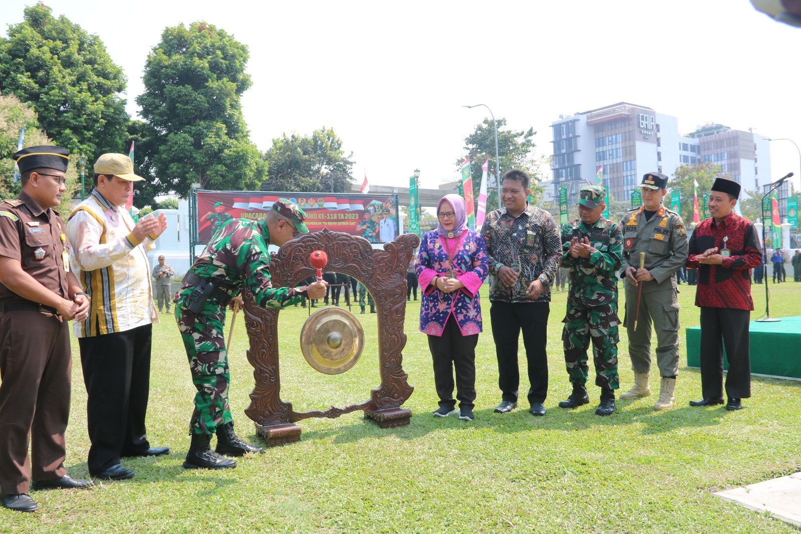 Panitera Muda Hukum Pengadilan Negeri Yogyakarta Menghadiri Upacara Penutupan TMMD Sengkuyung Tahap III Tahun 2023