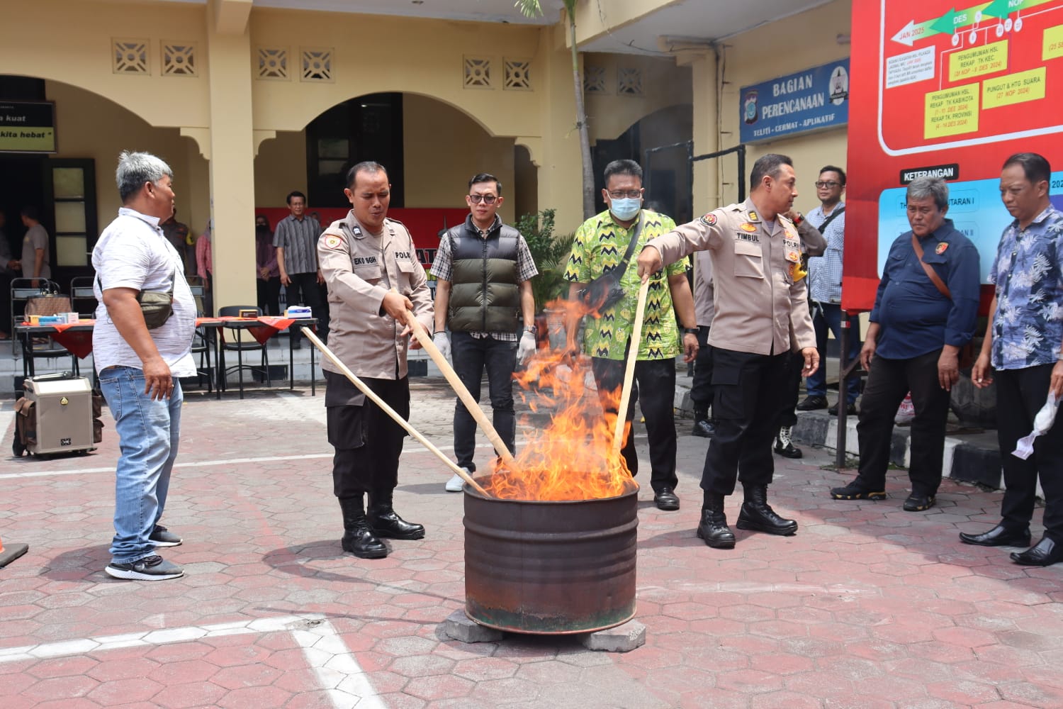 Panitera Muda Hukum Pengadilan Negeri Yogyakarta Menghadiri Pemusnahan Barang Sitaan Narkotika