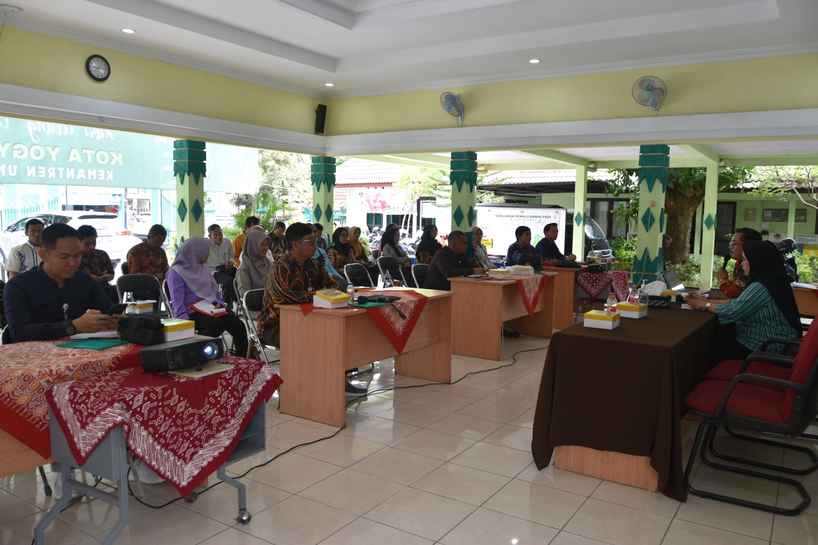Sekretaris Pengadilan Negeri Yogyakarta Menghadiri Konsultasi Publik Standar Pelayanan Publik Kemantren Umbulharjo