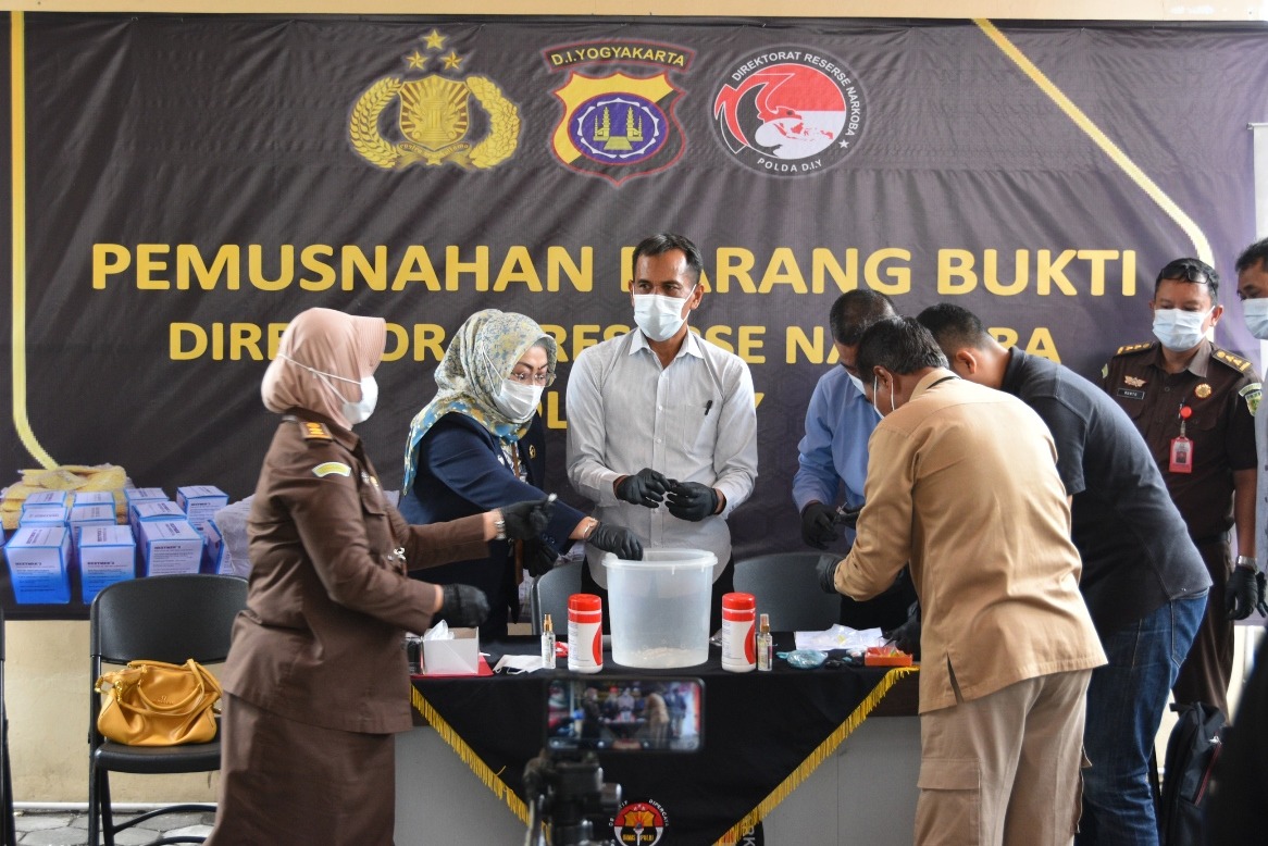 Ketua Pengadilan Negeri Yogyakarta Menghadiri Pemusnahan Barang Sitaan Narkotika Jenis Shabu