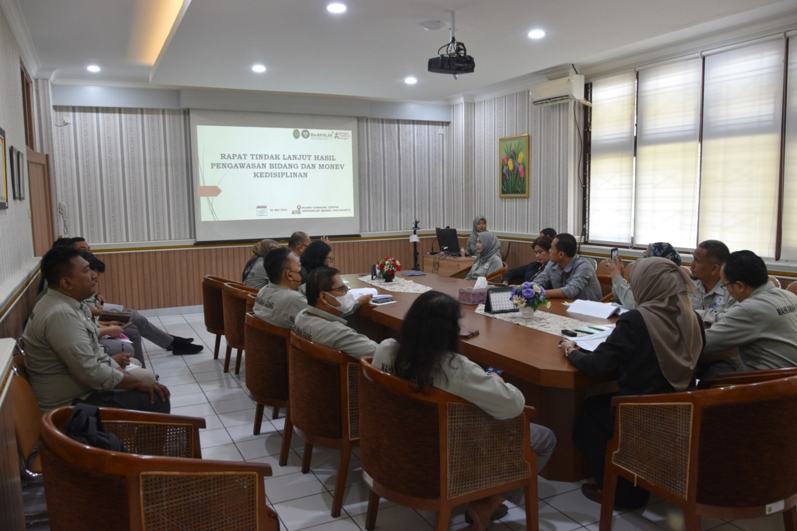 Rapat Monev Kedisiplinan dan TLHP Pengawasan Bidang April 2024 Pengadilan Negeri Yogyakarta