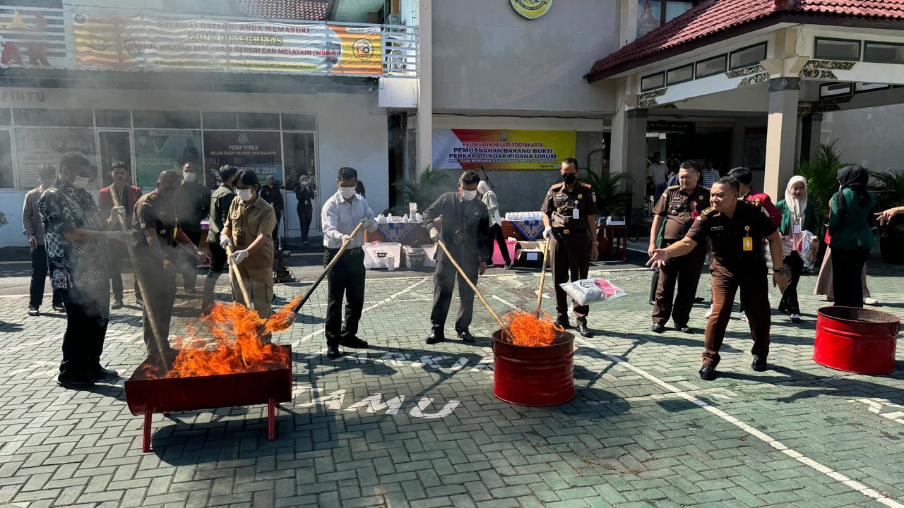 Hakim Pengadilan Negeri Yogyakarta Menghadiri Pemusnahan Barang Bukti Perkara Pidana Umum