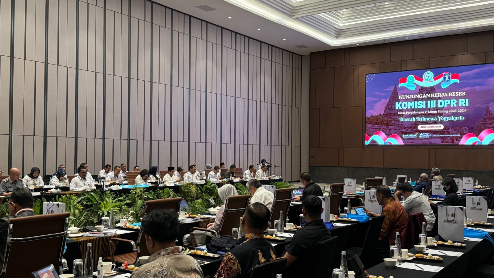 Ketua Pengadilan Negeri Yogyakarta Menghadiri Rapat bersama dalam Kunjungan Kerja Reses Komisi III DPR RI