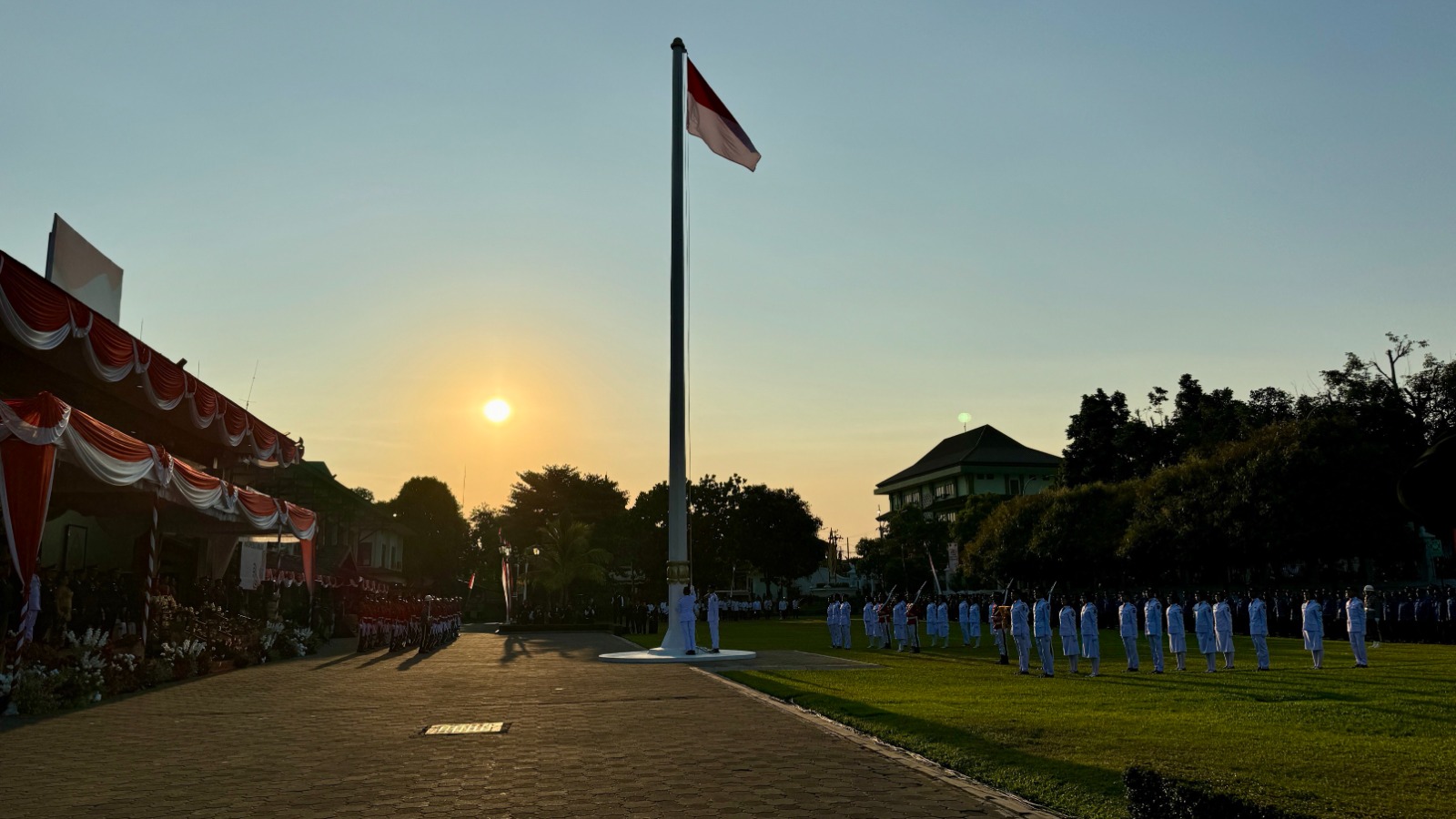 Ketua Pengadilan Negeri Yogyakarta Mengikuti Upacara Penurunan Bendera Merah Putih HUT Kemerdekaan RI ke-79