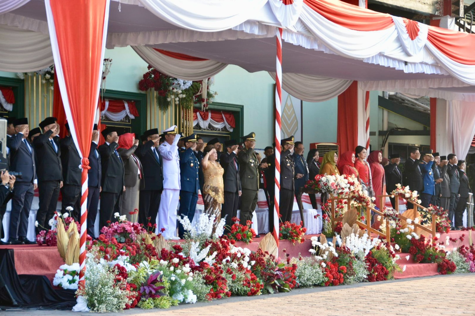 Ketua Pengadilan Negeri Yogyakarta Mengikuti Upacara Penurunan Bendera Merah Putih HUT Kemerdekaan RI ke-79