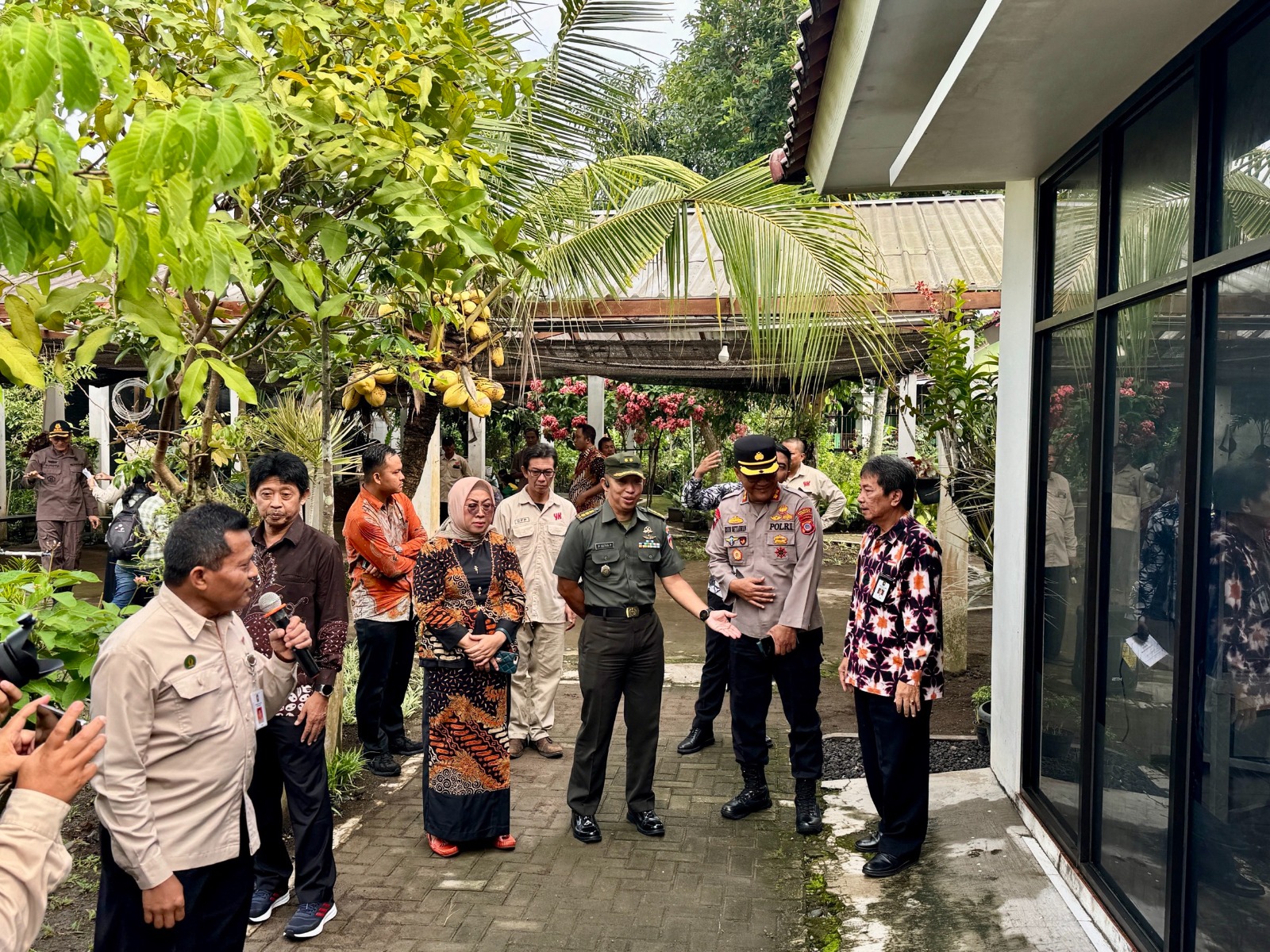 Ketua Pengadilan Negeri Yogyakarta Menghadiri Penanaman Pohon Induk dan Panen Pisang oleh Wakil Gubernur DI Yogyakarta