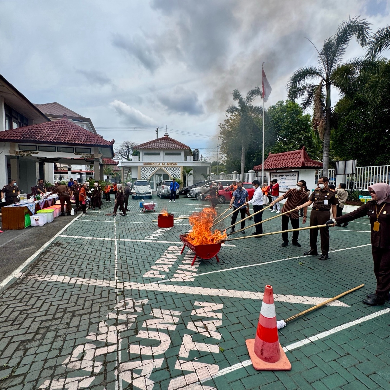 Hakim Pengadilan Negeri Yogyakarta Menghadiri Pemusnahan Barang Bukti Perkara Tindak Pidana Umum yang Inkracht