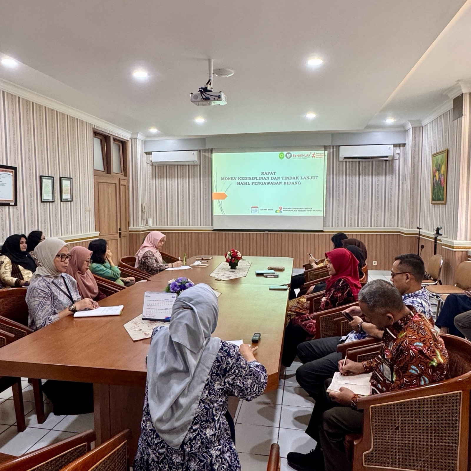 Rapat Monev Kedisiplinan dan TLHP Pengawasan Bidang Bulan April 2025 Pengadilan Negeri Yogyakarta