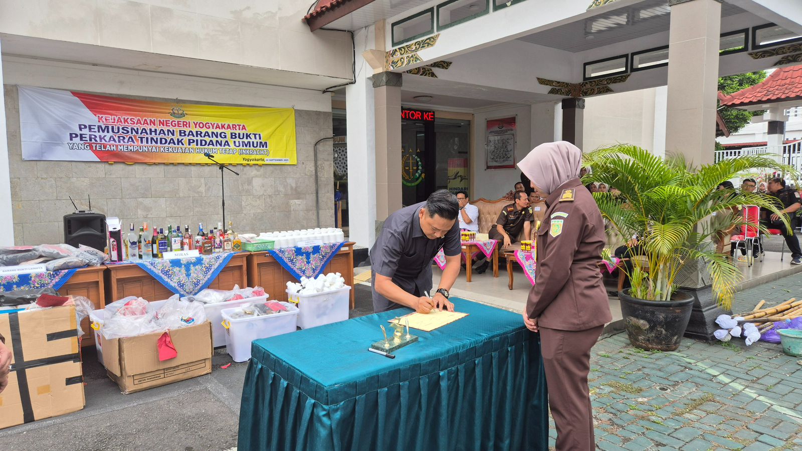 Panitera Muda Perdata Pengadilan Negeri Yogyakarta Menghadiri Pemusnahan Barang Bukti Perkara Pidana Umum yang Inkracht