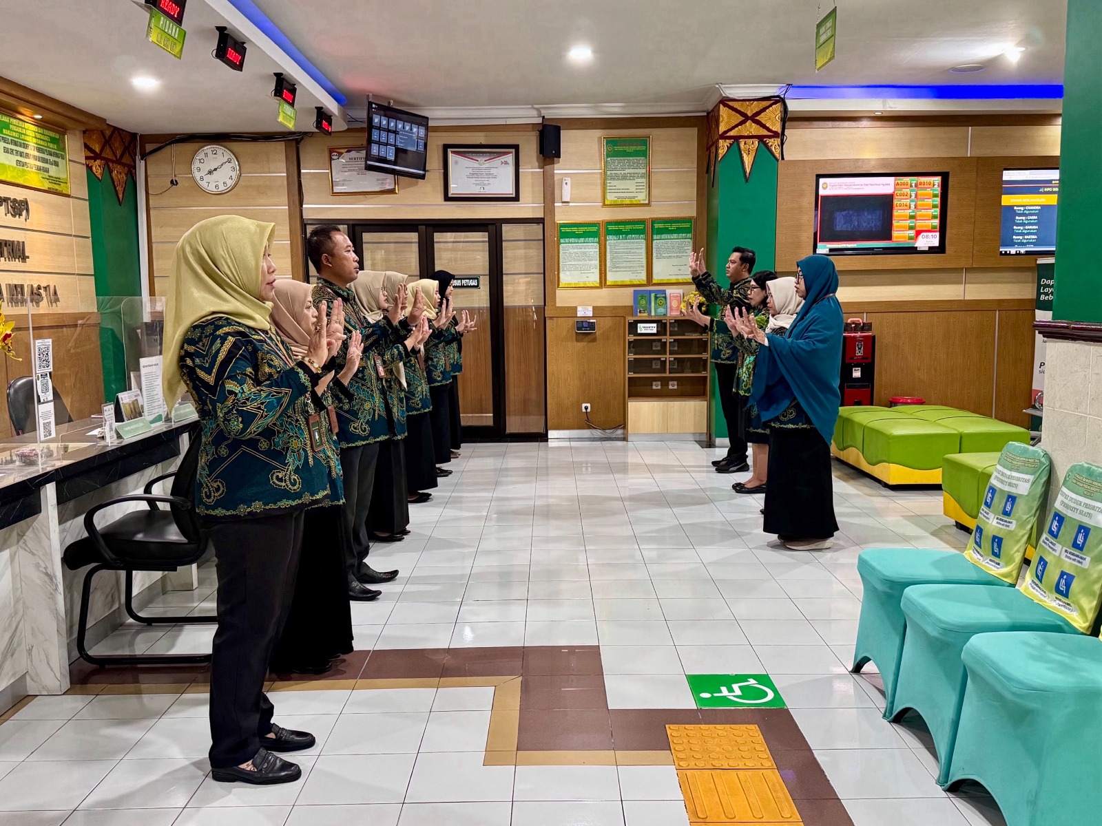 Apel Pagi Rutin Petugas PTSP 30 Oktober 2025