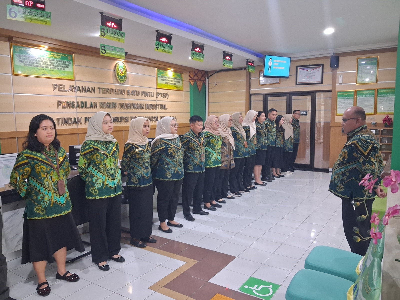 Apel Pagi Petugas PTSP 8 Januari 2026 Apel Pagi Petugas PTSP 8 Januari 2026