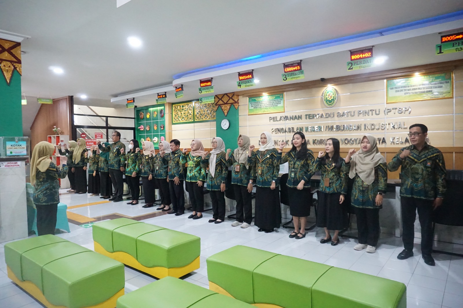 Apel Pagi Rutin Petugas PTSP 29 Januari 2026 Apel Pagi Rutin Petugas PTSP 29 Januari 2026