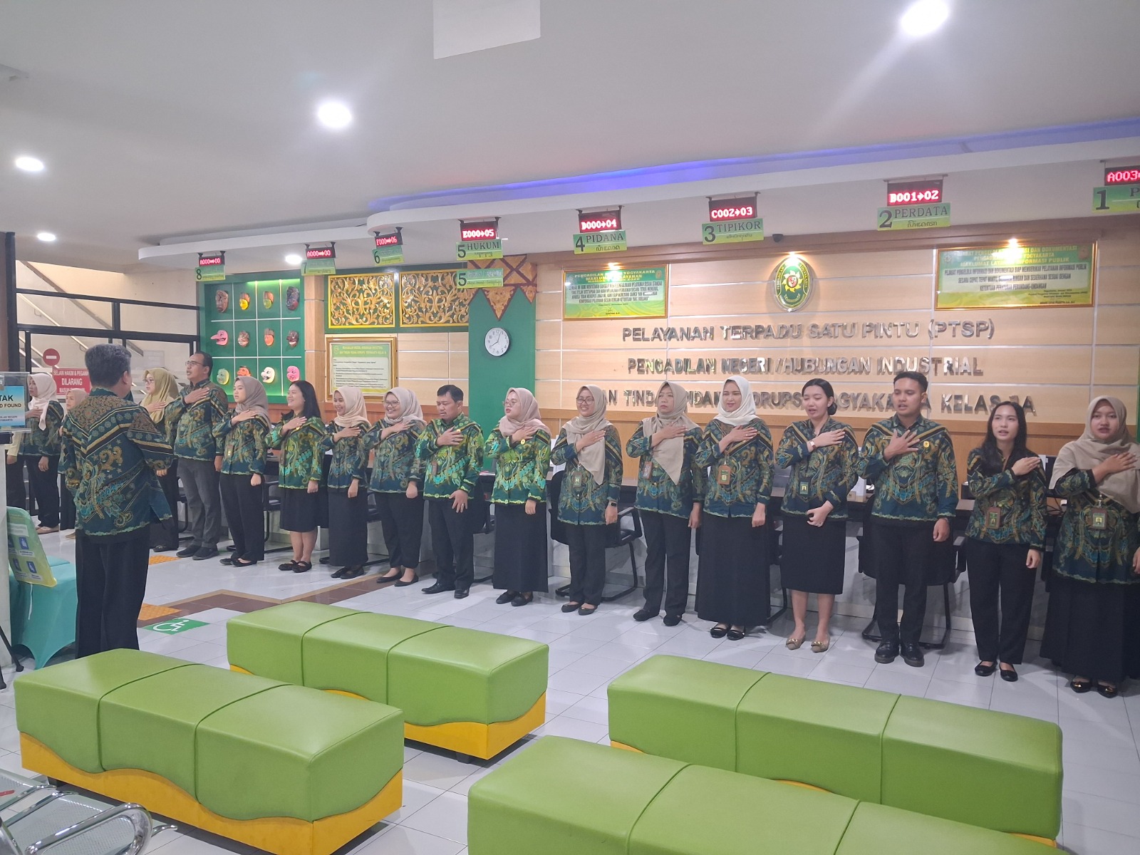 Apel Pagi Rutin Petugas PTSP 12 Februari 2026 Apel Pagi Rutin Petugas PTSP 12 Februari 2026